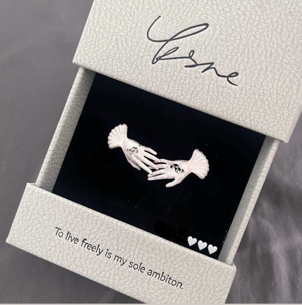ESME XY|| Auspicious Cloud Handshape Earring